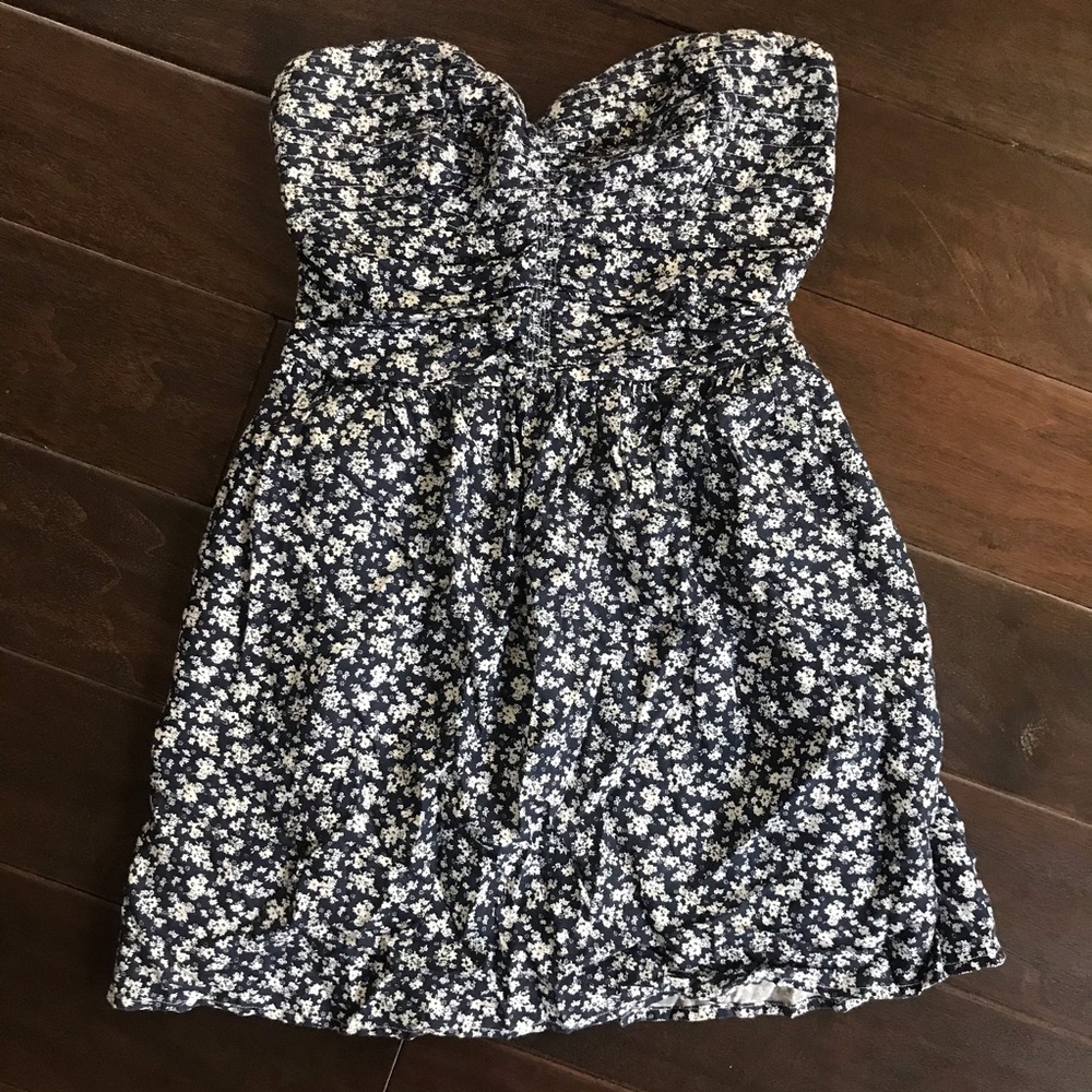 Cute navy floral strapless dress!